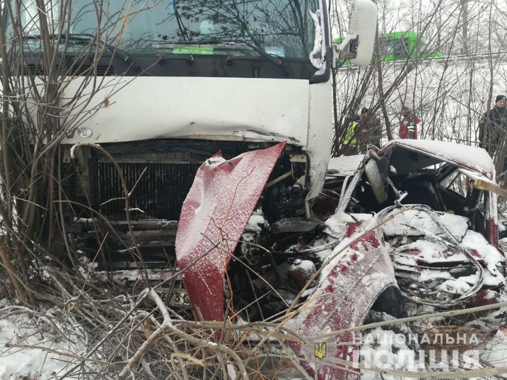 В Полтавской области столкнулись грузовик Volvo и ВАЗ 2107, погибли два человека (ФОТО)