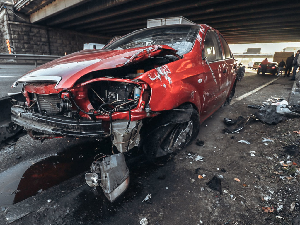 ДТП с грудным ребенком в салоне авто: машина врезалась в опору моста Патона в Киеве (ФОТО, ВИДЕО)