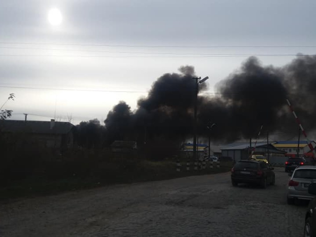 На Закарпатье начали гореть склады с химическими отходами &#8212; СМИ (ФОТО, ВИДЕО)