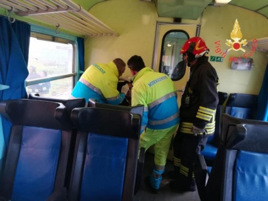 Поезд с пассажирами угодил в торнадо в Италии (ФОТО, ВИДЕО)