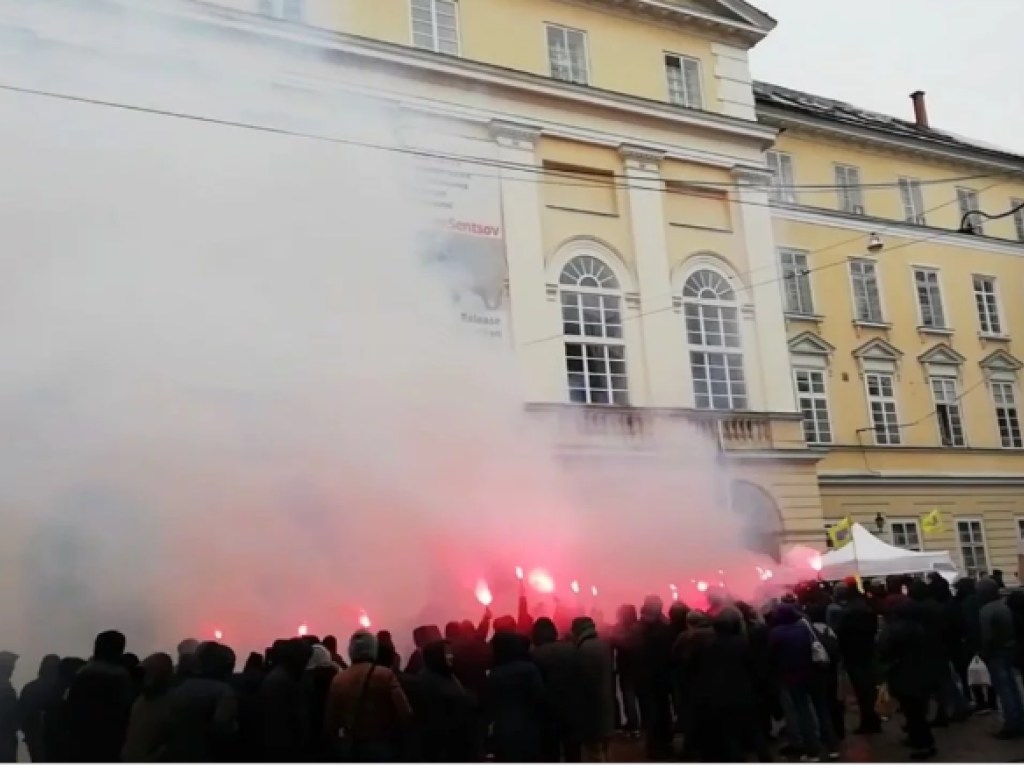 Скандал с землей: во Львове участники АТО пикетируют здание городского совета (ФОТО)