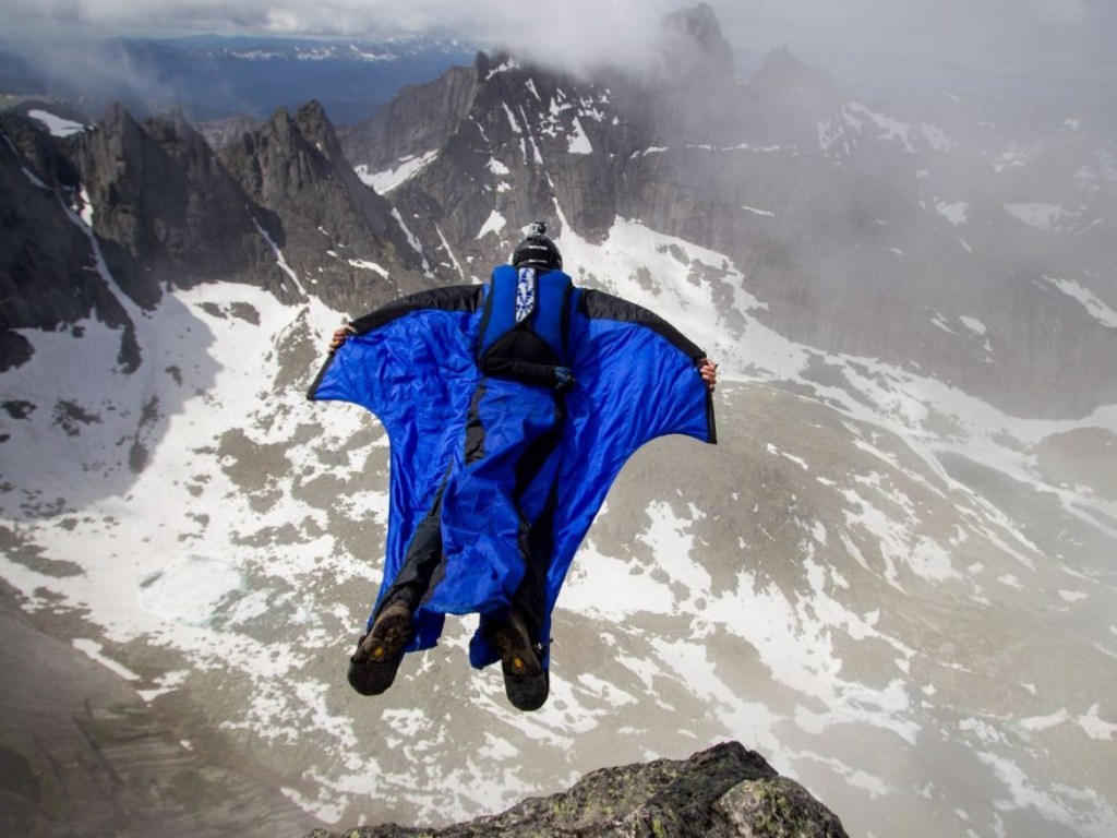 «Ты в порядке?»: Смертельный прыжок с парашютом попал на видео