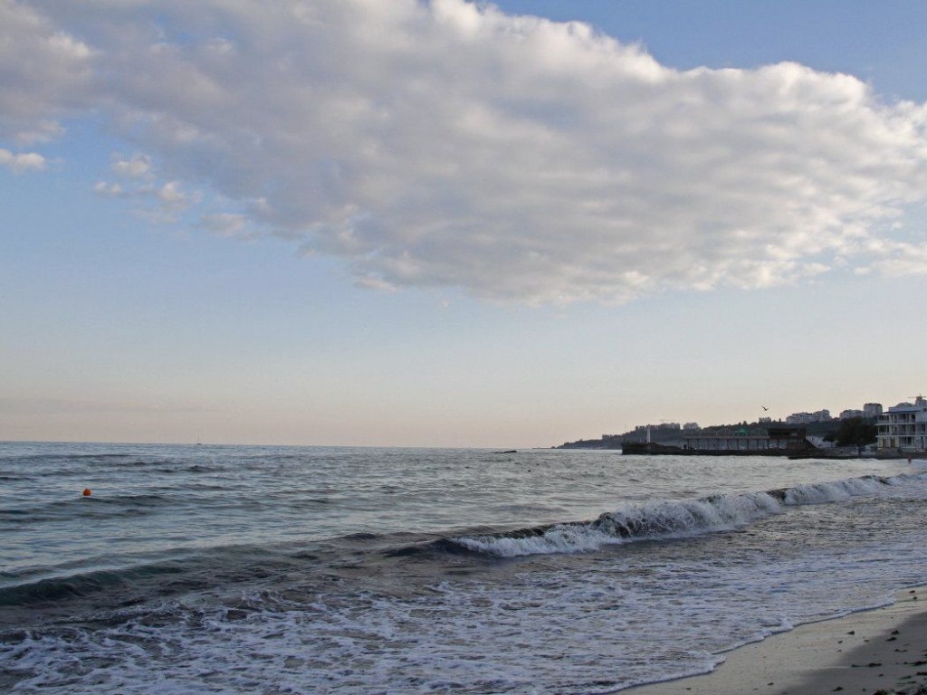 В Одесской области пляж смыло волнами (ВИДЕО)