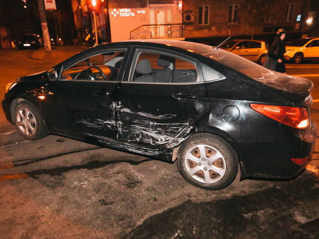 В Киеве столкнулись две машины: беременная женщина ударилась животом (ФОТО)