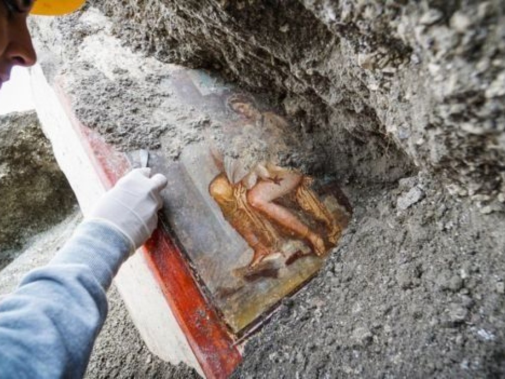 Бог Юпитер и королева Спарты: археологи нашли древнюю эротическую фреску (ФОТО)