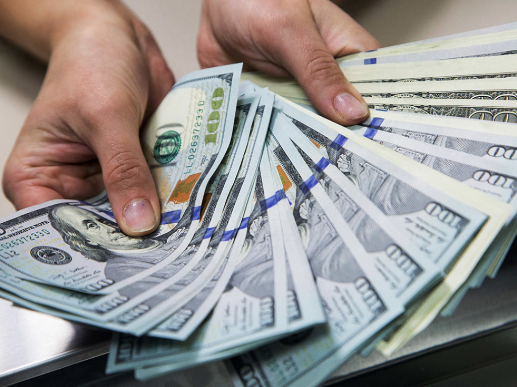 Запрета на получение зарплаты в долларах в Украине нет – экономист