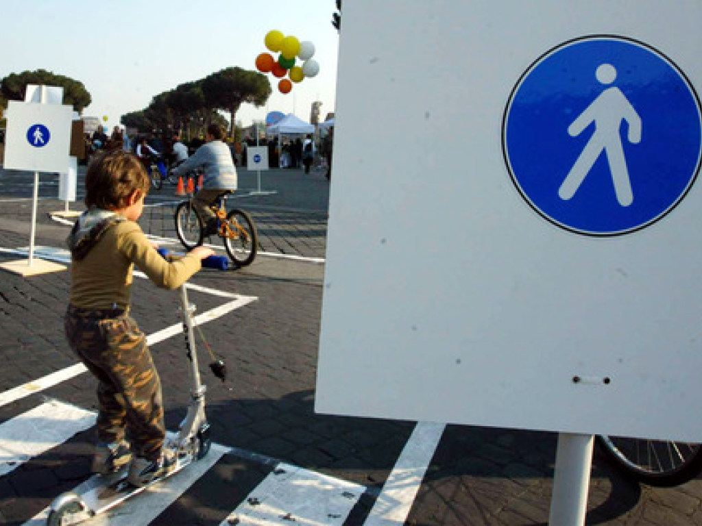 Гнал, как сумасшедший: в Венеции 5-летнего мальчика на самокате оштрафовали за превышение скорости