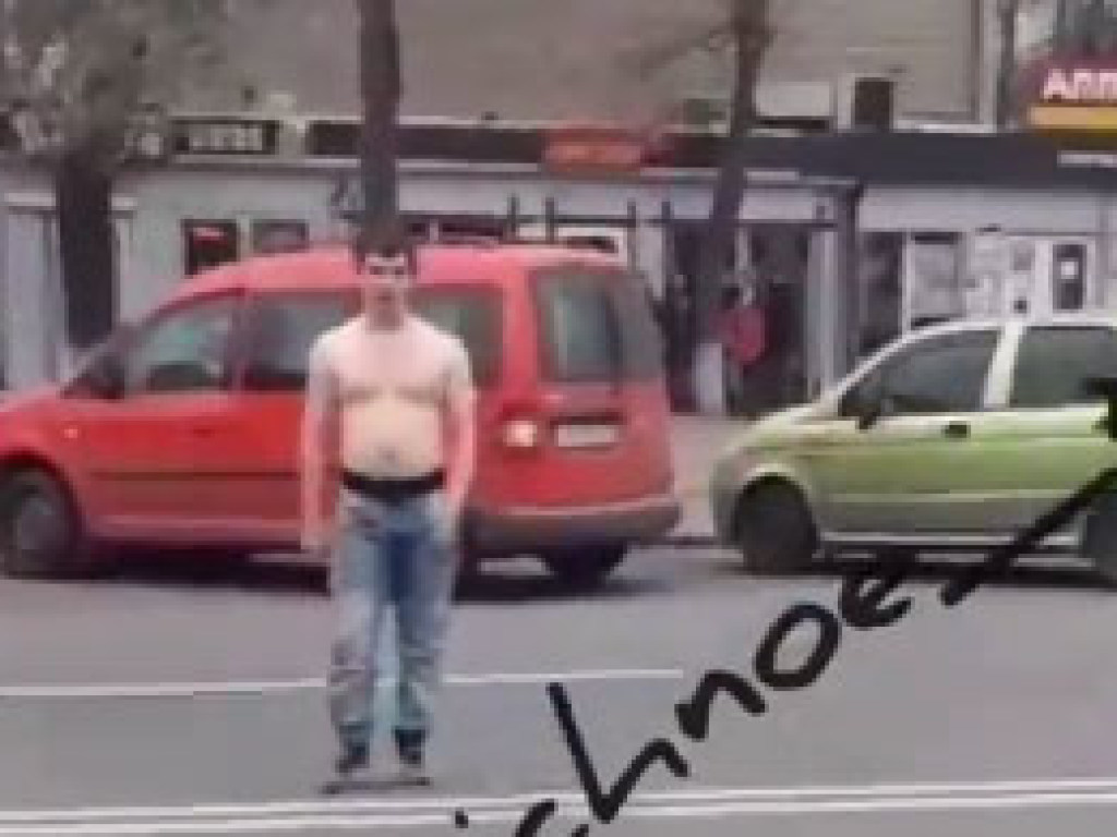В Харькове полуголый мужчина бросался под машины (ВИДЕО)