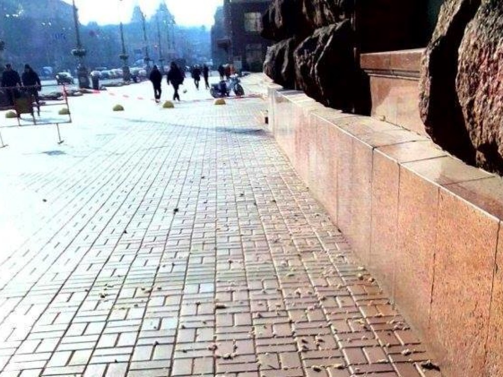 В Киеве на Крещатике рушится дом: на прохожих летят камни