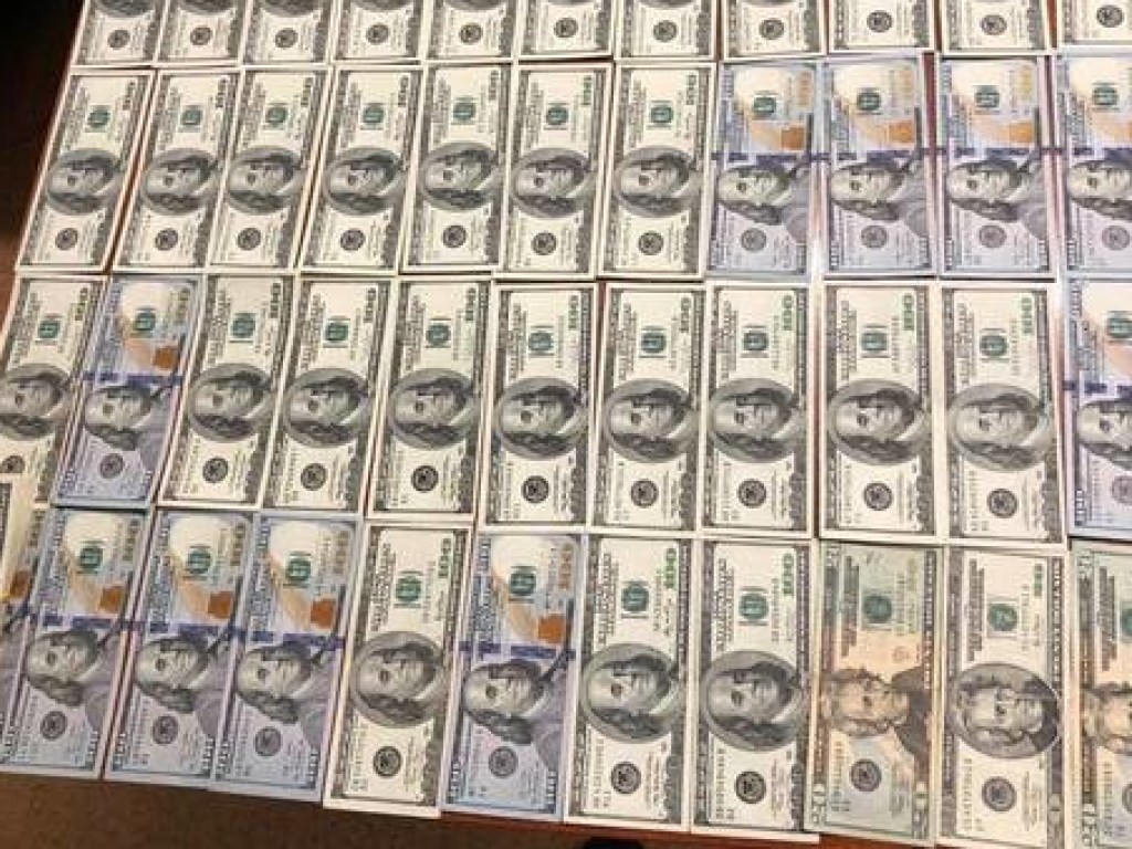 Обмоталась долларами: под Харьковом задержали 51-летнюю контрабандистку валюты (ФОТО)