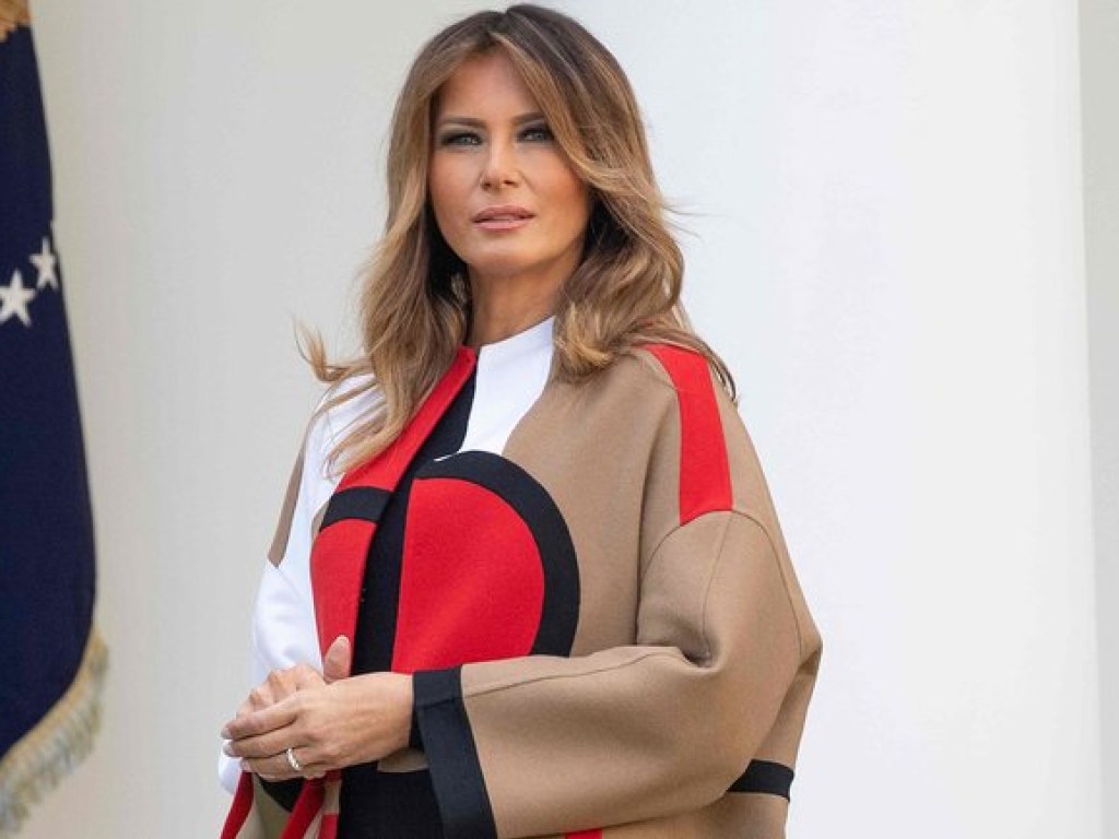 Мелания Трамп спасала от смерти индеек в роскошном пальто от Dior и сапогах Christian Louboutin (ФОТО)