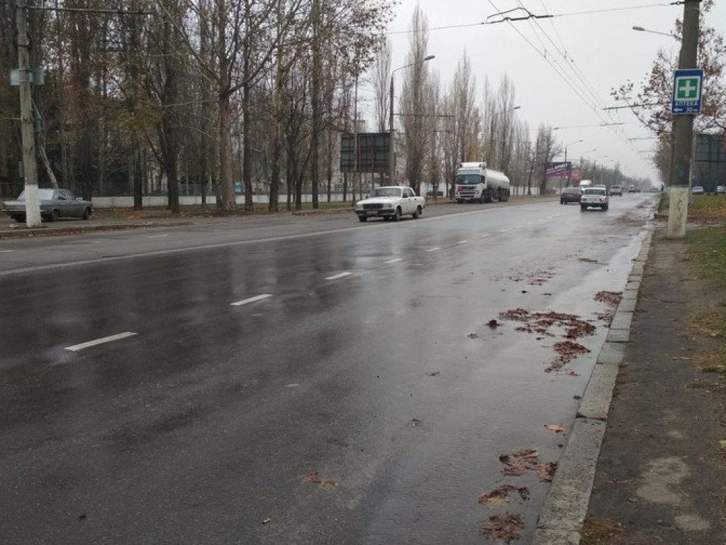 ЧП в Николаеве: прорвало трубу водопровода, затопило проспект (ФОТО)
