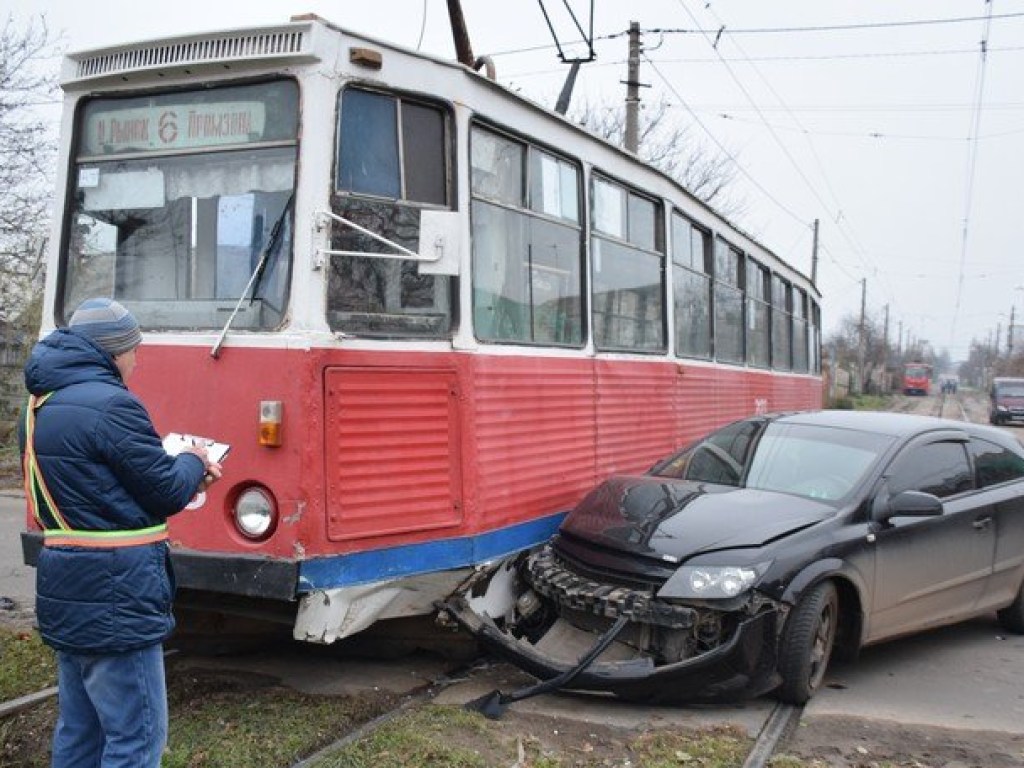 В Николаеве столкнулись «Опель» и трамвай, есть пострадавшие (ФОТО)