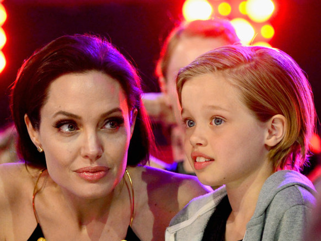 Дочь Анджелины Джоли и Бреда Питта намерена сменить пол (ФОТО)