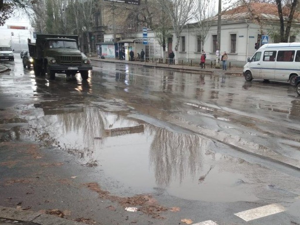Автомобили «плавали» по дороге: в Николаеве прорвало очередную трубу (ФОТО, ВИДЕО)