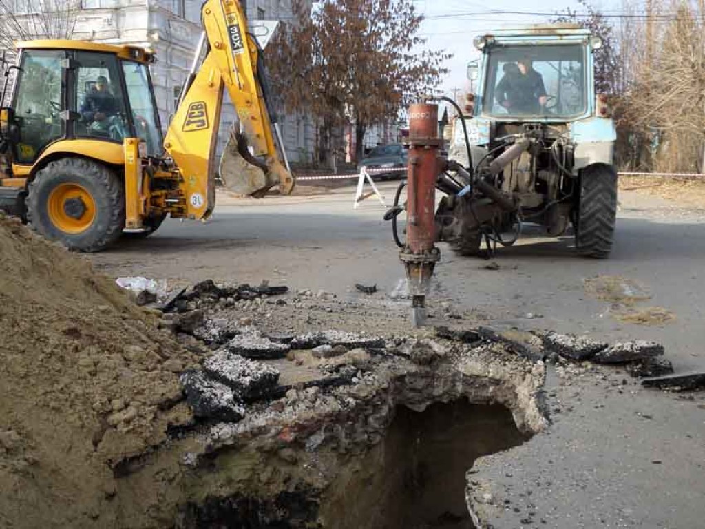 В России обвалилась дорога: грунт стал мягким из-за отсутствия канализационных труб (ФОТО)
