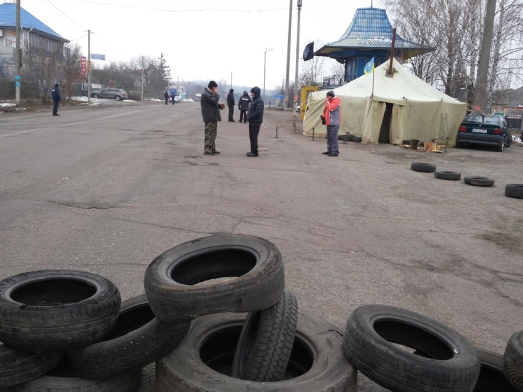 Жители Смелы заблокировали дорогу на Киев из-за газовых тарифов (ФОТО)