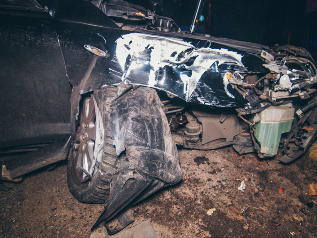 В Киеве пьяный водитель Toyota влетел в столб, иномарка перевернулась (ФОТО, ВИДЕО)