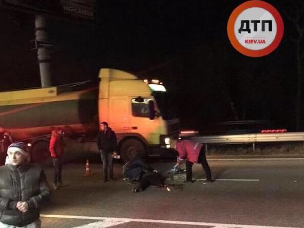ДТП под Киевом: на Житомирской трассе сбитому грузовиком пешеходу оторвало ногу (ФОТО)