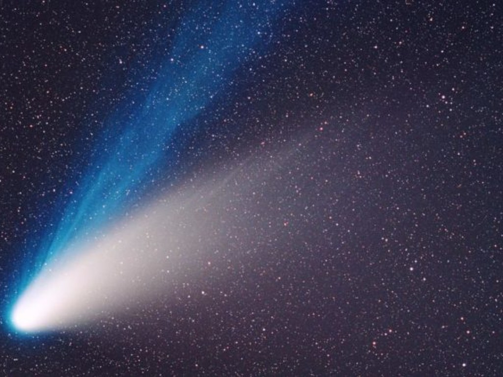 К Земле приближается комета с двумя хвостами