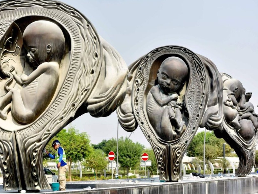 Эмбрионы-гиганты от Дэмиена Херста шокировали публику в Катаре (ФОТО)