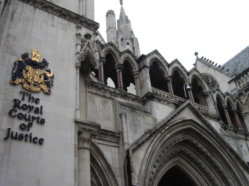 Суд Лондона не стал рассматривать иск Приватбанка к Коломойскому и Боголюбову
