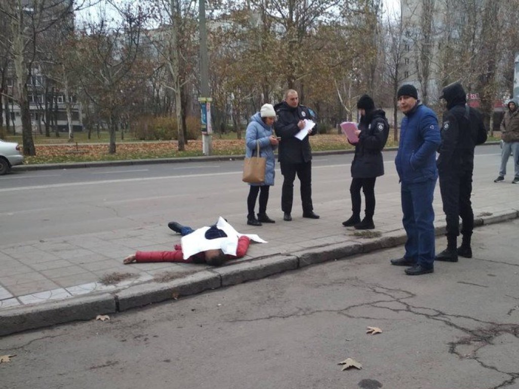 У вокзала в Николаеве прохожие обнаружили труп мужчины на тротуаре (ФОТО)