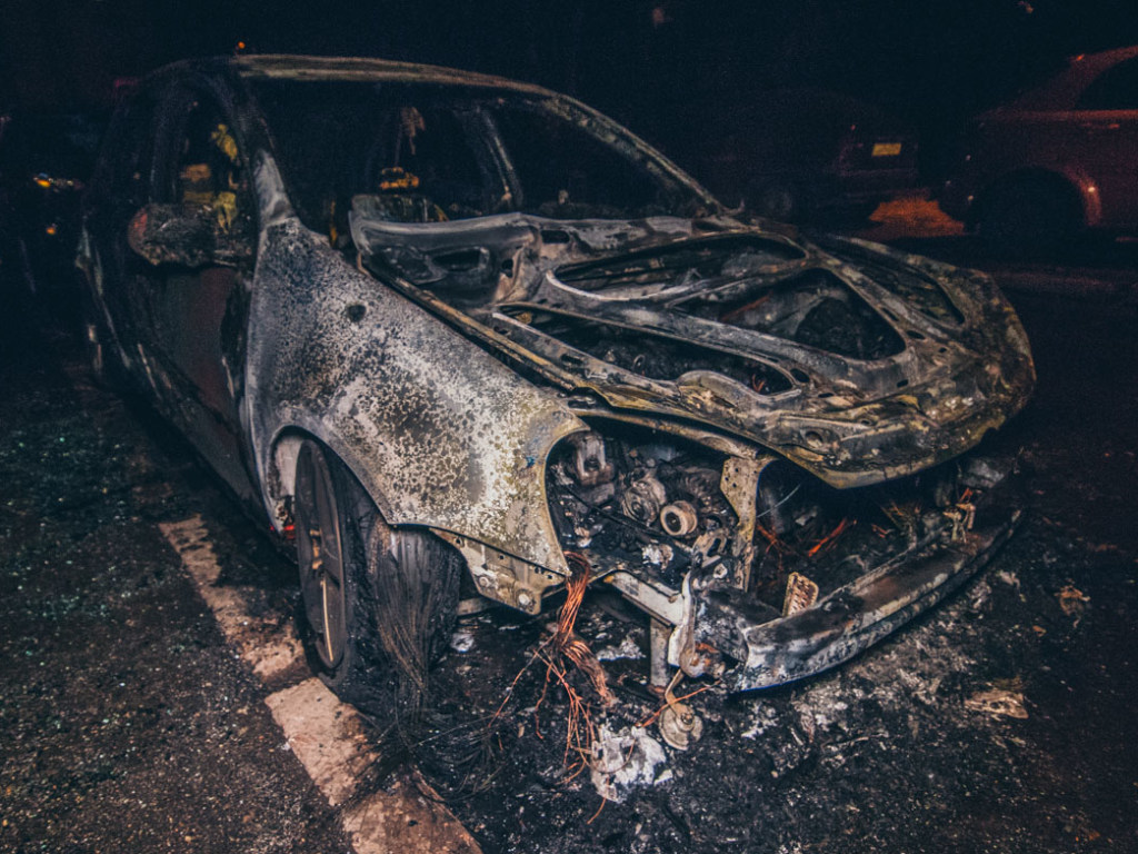 На Виноградаре в Киеве под подъездом многоэтажки дотла сгорел Volkswagen (ФОТО, ВИДЕО)