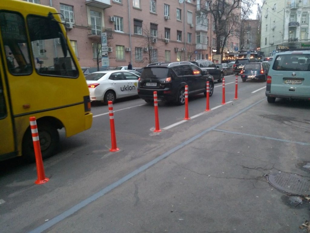 На Печерске в Киеве начали ограждать полосу общественного транспорта (ФОТО)