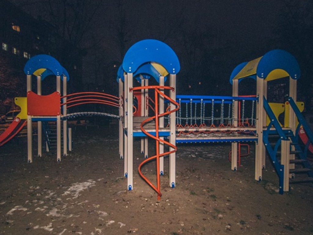 Сидел на лавочке: в Киеве на детской площадке обнаружили труп (ФОТО)