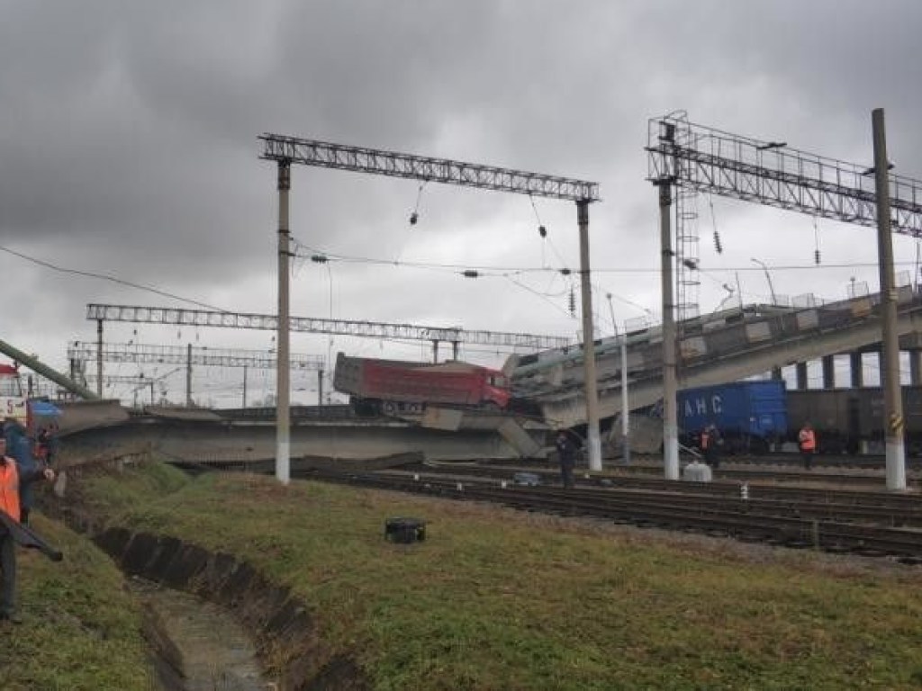 В России обрушился мост с грузовиком, заблокировав железнодорожные пути (ФОТО, ВИДЕО)