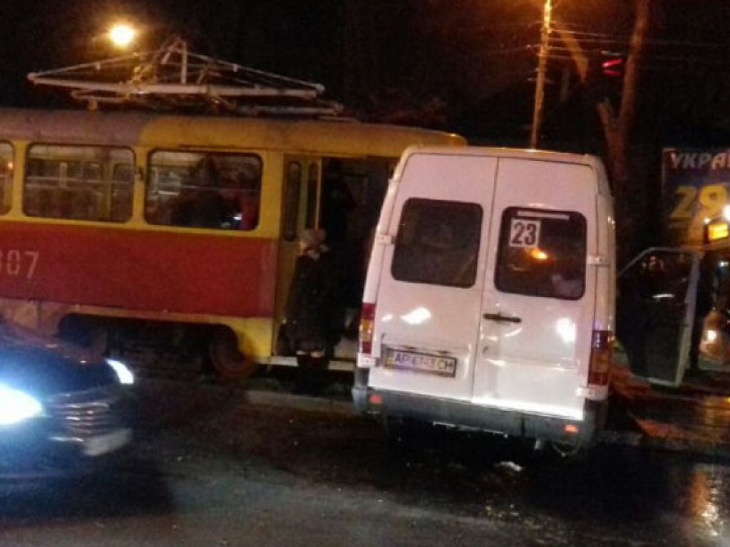 В Запорожье трамвай врезался в маршрутку с пассажирами, есть пострадавшие (ФОТО, ВИДЕО)