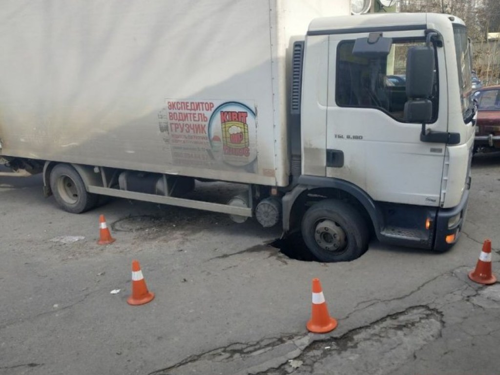 Угодил в ловушку: В Николаеве грузовик провалился под асфальт (ФОТО)