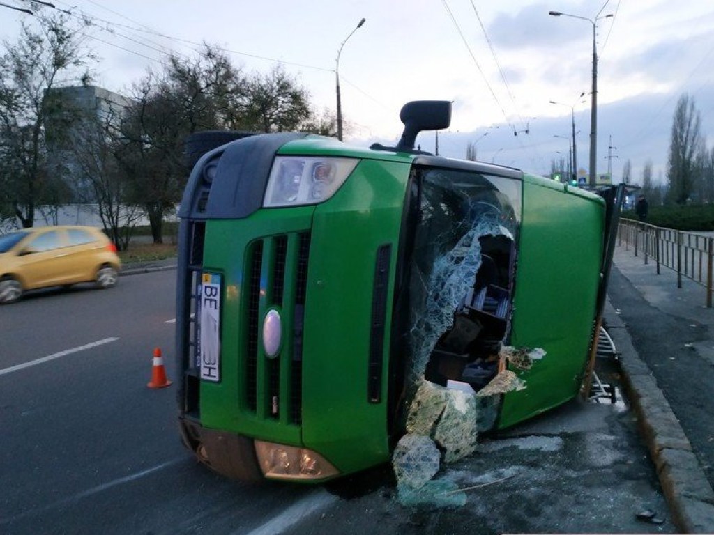 В центре Николаева перевернулся микроавтобус, госпитализирован пьяный водитель (ФОТО)