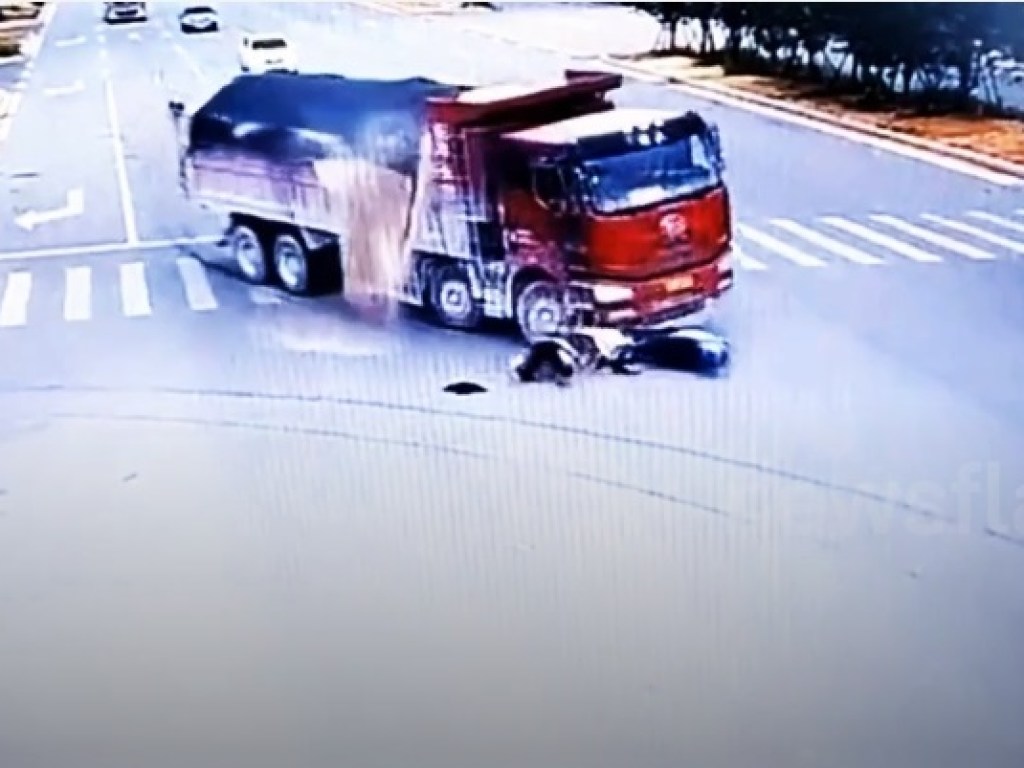 Китаец чудом уцелел при столкновении с двумя грузовиками подряд (ФОТО)