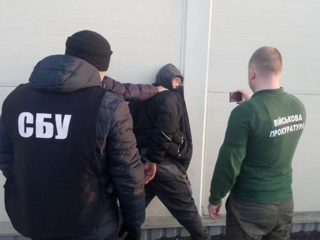 Контрактник ВСУ сбывал оружие и взрывчатку в Житомирской области (ФОТО)