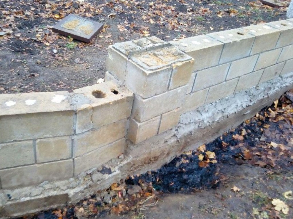 250 миллионов гривен на ветер: в Одессе построенные заборы возле школы быстро пришли в негодность (ФОТО, ВИДЕО)