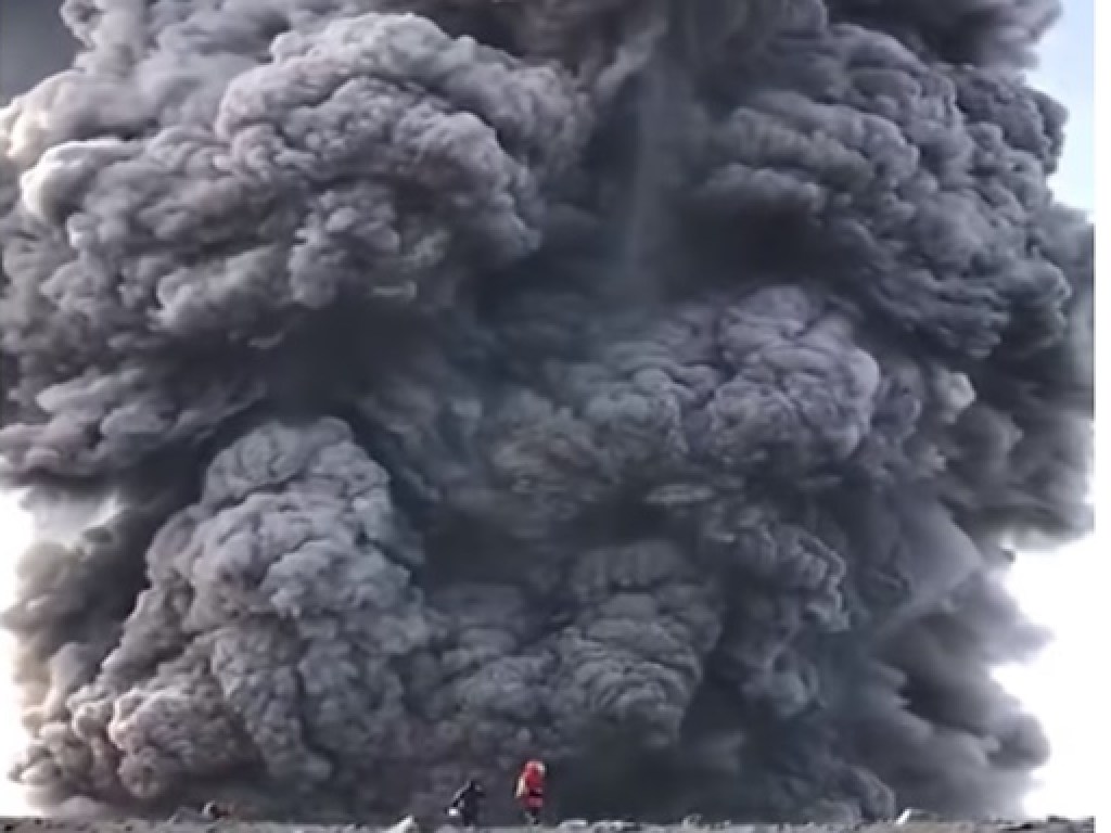 Подошел почти вплотную: Турист снял гигантский вулкан во время извержения (ВИДЕО)