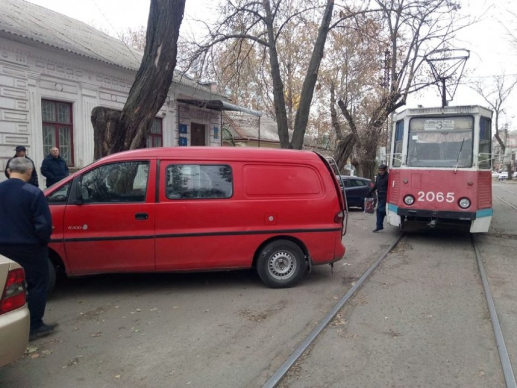 В Николаеве Hyundai заблокировал движение трамваев (ФОТО)