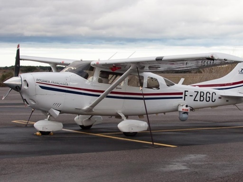 Пролетели более 20 километров: В США два подростка угнали самолет