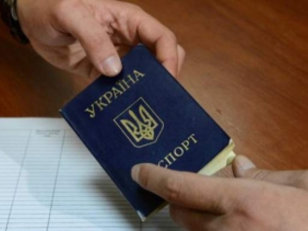 Украинка получила свой первый паспорт в 93 года (ФОТО)