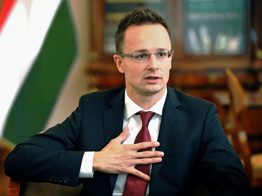 В МИД Венгрии заявили, что выдача паспортов украинцам законна