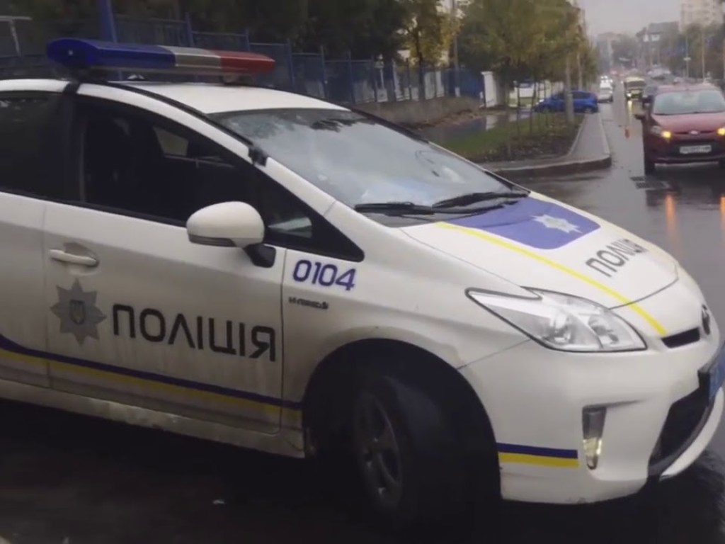 Невнимательная девушка бросилась под колеса авто в центре Киева (ВИДЕО)