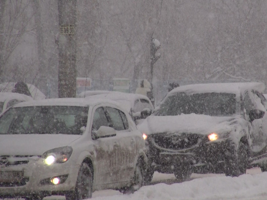 Снегопады в Украине: на дорогах сообщили о &#171;желтом&#187; уровне угрозы