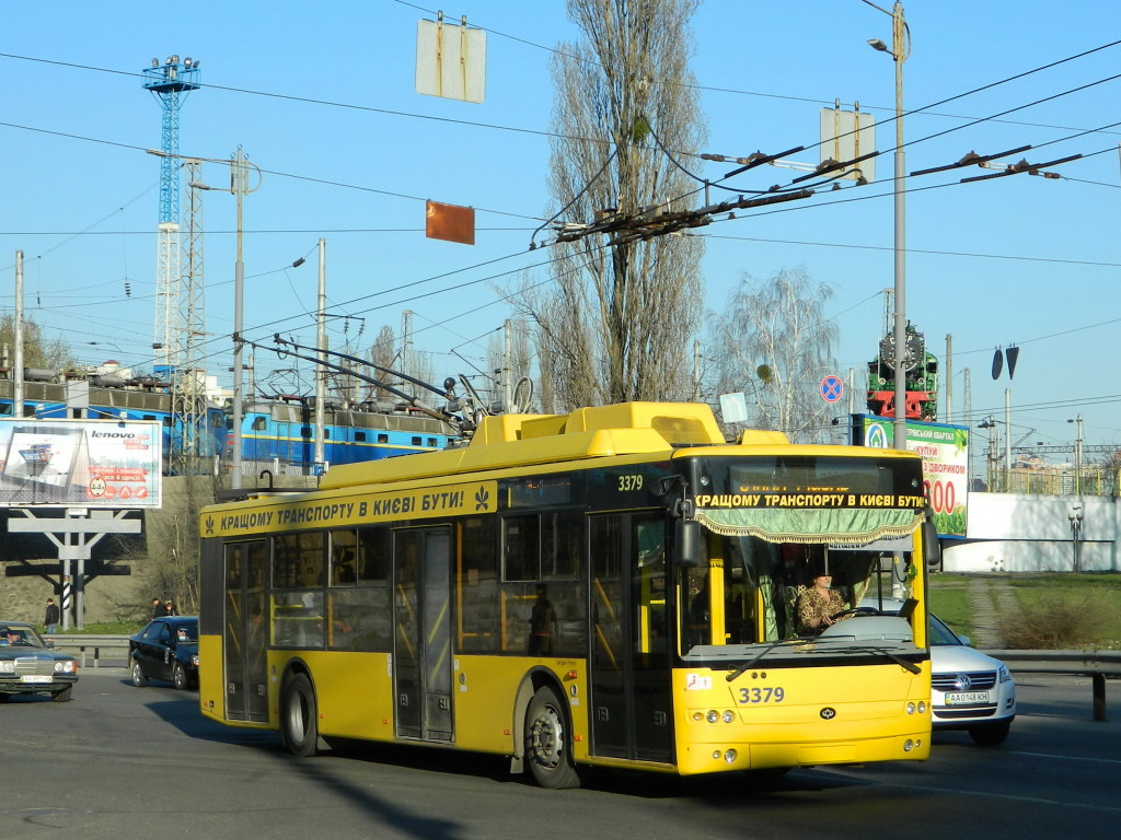 Мог рухнуть с обрыва: В Шевченковском районе Киева троллейбус слетел с дороги на тротуар (ВИДЕО)