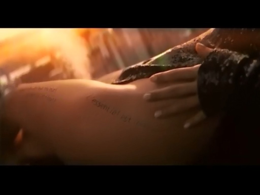 Ани Лорак показала тизер к новому клипу, в котором она демонстрирует татуировки на ногах (ВИДЕО)