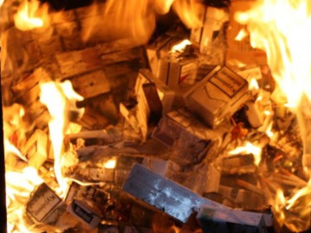 Во Львовской области сожгли контрабандные сигареты на полмиллиона гривен (ФОТО)
