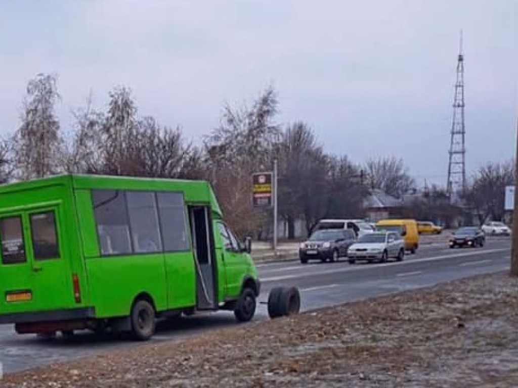 В Харькове у маршрутки на ходу отлетело колесо