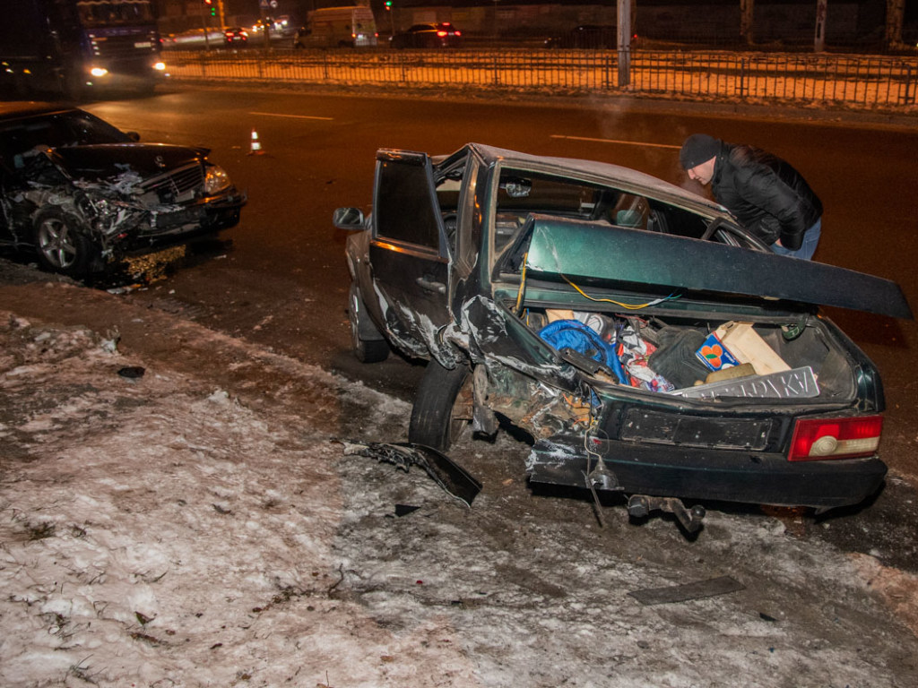 В Днепре столкнулись три автомобиля: водителям понадобилась «скорая» (ФОТО, ВИДЕО)
