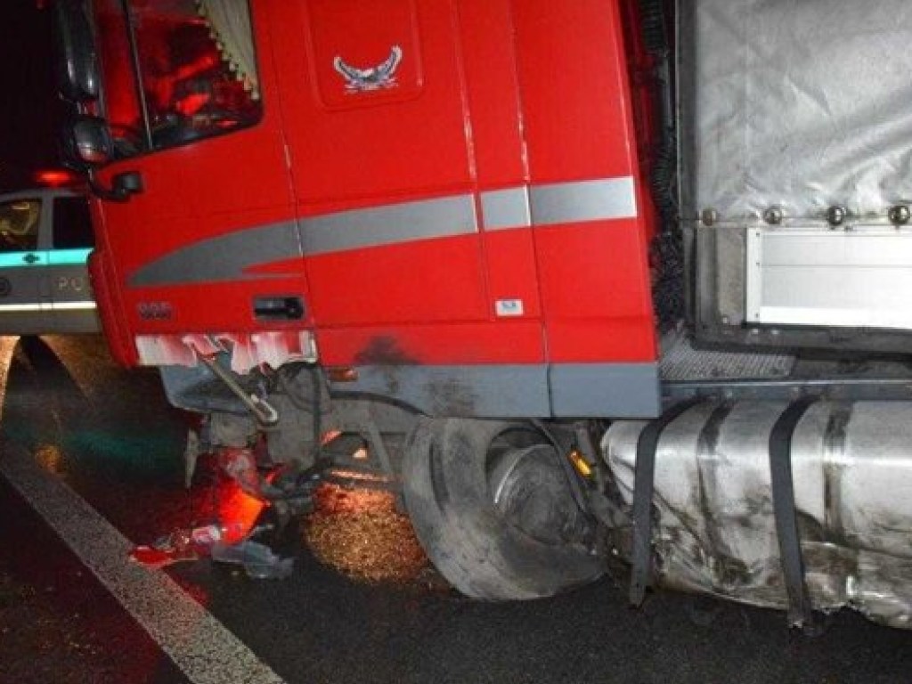 Вблизи словацкого Кошице разбился закарпатский грузовик: у авто оторвало ось, товара испорчено на тысячи евро (ФОТО)